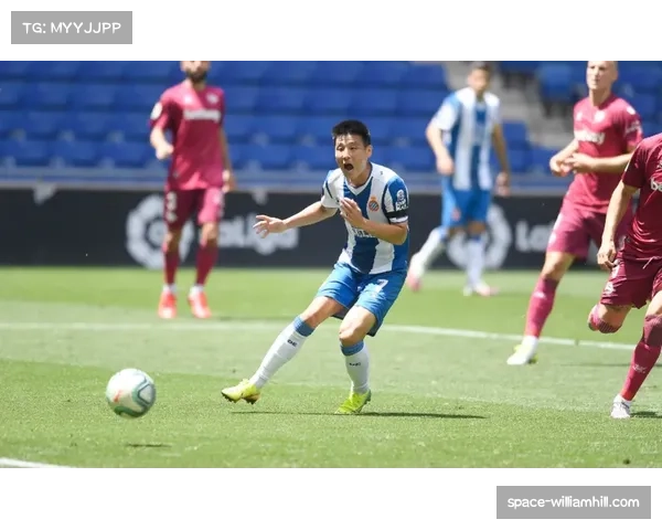 特写镜头：弗赖堡前锋格雷戈里奇接后场长传反越位成功，单刀冷静推射破门